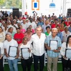 El presidente Abinader junto a los beneficiarios.