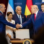 Luis Abinader y Donald Trump estrechan sus manos