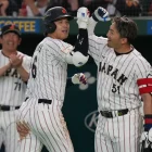 Shohei Ohtani celebra su jonrón con su compañero de Japón Seiya Suzuki durante el encuentro ante Corea del Sur en el Clásico Mundial el sábado 7 de marzo del 2026. (AP Foto/Eugene Hoshiko)