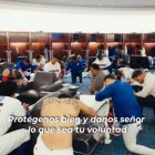 Selección de República Dominicana de rodillas ante Dios previo a su primer juego en el Clásico Mundial