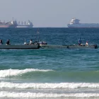 Pescadores trabajan frente a buques tanque al sur del estrecho de Ormuz, el 19 de enero de 2012, frente a la ciudad de Ras Al Khaimah, Emiratos Árabes Unidos. (AP Foto/Kamran Jebreili, archivo)