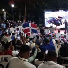 Cientos de fanáticos se congregaron en la Plaza Santo Domingo para presenciar en pantalla gigante el choque entre Venezuela y República Dominicana en el Clásico Mundial. RD ganó 7-5.  (Hoy/Olga de la Cruz).