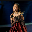 Zoe Saldaña habla tras ganar la categoría de mejor actriz de reparto en los premios Óscar 2025, este 2 de marzo de 2025. EFE/Allison Dinner