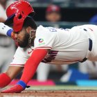 Vladimir Guerrero Jr. se desliza de cabeza en el plato en el segundo acto.