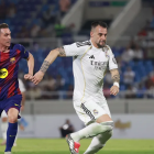 Leyendas del Real Madrid y del Barça empatan en Santo Domingo y hacen vibrar al público