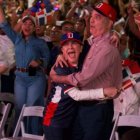 El presidente Luis Abinader y Carolina Mejía se dan un efusivo abrazo, tras llegada del mandatario a la Plaza Santo Domingo