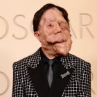 Adam Pearson se convierte en referente de resiliencia y autenticidad al desfilar por la alfombra roja de los premios Oscar 2026