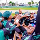 Jugadores y dirigentes de los Angeles Orientales celebran tras vencer a los Leones del Norte en partido decisivo para avanzar a las semifinales del Torneo Nacional de Béisbol de Pequeñas Ligas, dedicado a la vicepresidenta Raquel Peña.