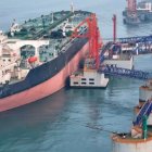 Esta fotografía, tomada el 26 de marzo de 2026, muestra un petrolero descargando crudo en un puerto de Yantai, en la provincia de Shandong, al este de China.