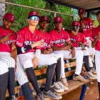 Jugadores de los Piratas del Sur se observan en el dogout dando la señal del éxito tras ganar el juego que le dio su pase a la final.