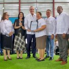 El presidente Abinader, junto a la primera dama, Raquel Arbaje, el alcalde de Santiago, Ulises Rodríguez y algunos beneficiados con  títulos de propiedad.