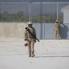 Fotografía de archivo de integrantes del Ejército de República Dominica vigilando el muro fronterizo con Haití en Pedernales (República Dominicana). EFE/ Orlando Barría