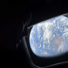 El comandante Reid Wiseman observa la Tierra desde la nave de la misión Artemis II.