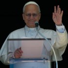 El papa León XIV saluda desde ventana en el Vaticano.