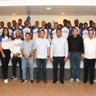 Autoridades nacionales y dirigentes de taekwondo, juntos a los atletas dominicanos.