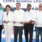 La vicepresidenta de la República, Raquel Peña, realiza el corte de cinta para dejar re-inaugurado el Complejo Acuático, en un acto celebrado ayer.  (Hoy/Olga de la Cruz)