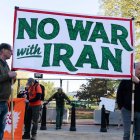 Cartel en repudio a la guerra de EEUU e Israel contra Irán, en Washington.  AP