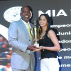 El directivo Claudio Guzm{an premia a Mia Lugo Valde