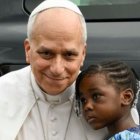 El papa León XIV protagoniza un emotivo gesto con una niña en Bamenda
