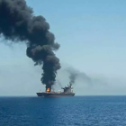 Uno de los barcos petroleros se incendia luego de un presunto ataque en el Golfo de Omán, el 13 de junio de 2019. ISNA vía Reuters