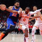 Karl-Anthony Towns (32) pelea por el balón.