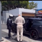 "La Roca" Dwayne Johnson, da una lección de respeto al ser detenido