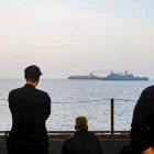 Imagen difundida por la CENTCOM que muestra a un buque comercial iraní abordado por EEUU el pasado domingo en el mar de Omán. En las últimas horas ha sido Irán el que ha atacado un buque en la zona. EFE/ CENTCOM