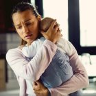 Muchas veces la mujer entiende  que están fallando  a los que le dicta la sociedad sobre su papel de ser madre.