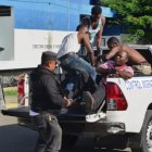Agentes de Migración en plena acción contra haitianos.