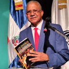 El periodista Esteban Rosario, durante la presentación de su  nuevo libro.  José Alfredo Espinal