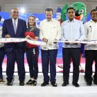El ministro de Vivienda, Ito Bisonó, corta la cinta para dejar remodelado el Pabellón de Karate.  (Hoy/Olga de la Cruz)