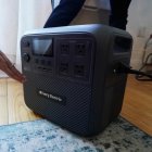 Sonam Velani y Yan Sim conectan una batería de Every Electric para alimentar su aire acondicionado como parte de un programa piloto con la empresa de electricidad de la ciudad Con Edison para reducir la presión sobre la red eléctrica, el lunes 27 de abril de 2026, en el distrito de Brooklyn, en Nueva York. (AP Foto/Alyssa Goodman)
