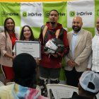 Para incentivar la participación en los cursos, se realizó una ceremonia de reconocimiento dirigida a conductores que utilizan motocicletas, en la que se entregaron cascos homologados, bonos de combustible y certificados donados por InDrive.