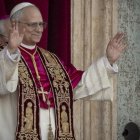 El Papa León XIV se asoma al balcón central de la Basílica de San Pedro tras su elección el 8 de mayo de 2025.