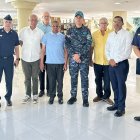 Desde la izquierda figuran, Estarlin Canelo,  Diego Pesqueira, José Domínguez, Eddy Baco, Leo Corporán, el Director de la Policía, Andrés Cruz Cruz, el   doctor Dioniosio Guzmán, César Heredia e Ildefonso Ureña, durante su recorrido en la Fundación, el club y la Escuela en Villa Juana.
