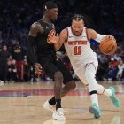 Jalen Brunson (11), de Knicks, guía balón ante su rival.