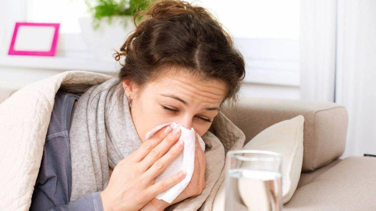 Mujer enferma de gripe