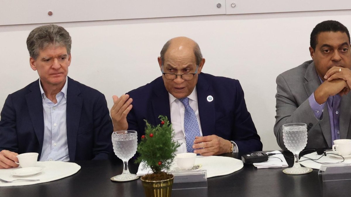 Eduardo Bogaert, José Manuel Corripio, Rafael Santos Badía, José Monegro, Maira Morla y Rayza Pichardo, durante el encuentro.