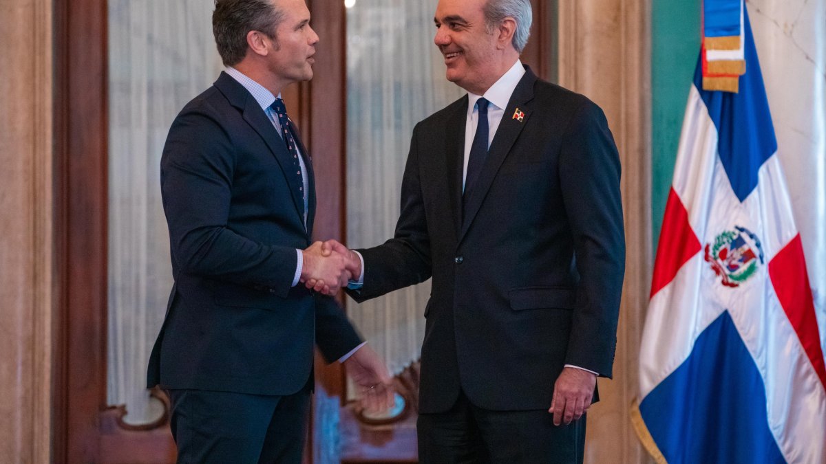 El presidente Luis Abinader habla en el Palacio Nacional tras sostener una reunión con Secretario de Defensa de Estados Unidos, Pete Hegseth.