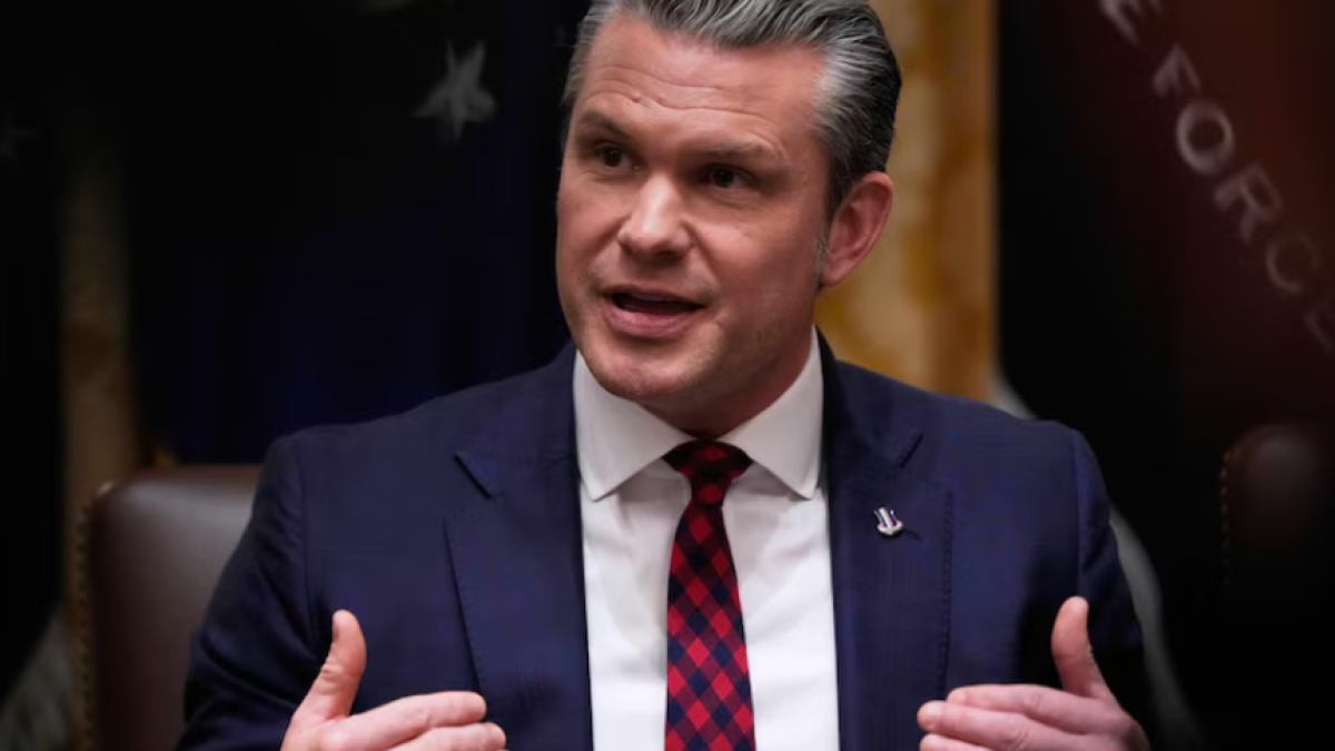 Pete Hegseth dice en Guantánamo que sería "imprudente" que C