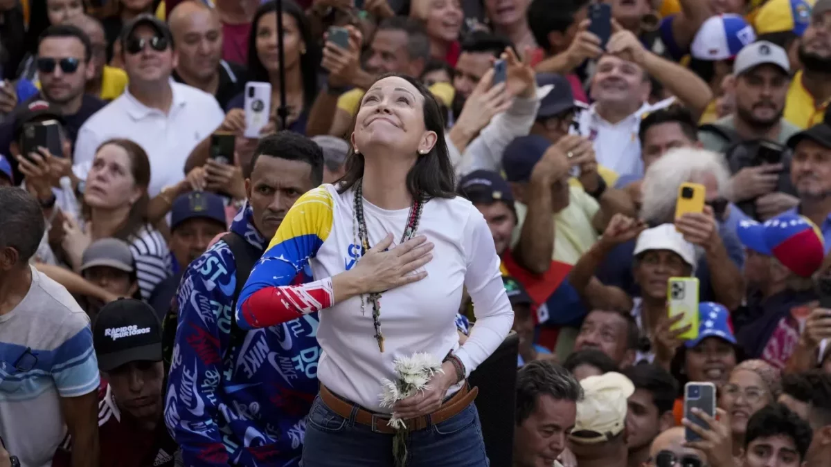 La líder opositora venezolana, María Corina Machado, se dirige a sus simpatizantes durante una protesta contra el presidente Nicolás Maduro en Caracas, Venezuela, el día antes de su investidura para un tercer mandato, el 9 de enero de 2025. (Foto APAriana Cubillos).