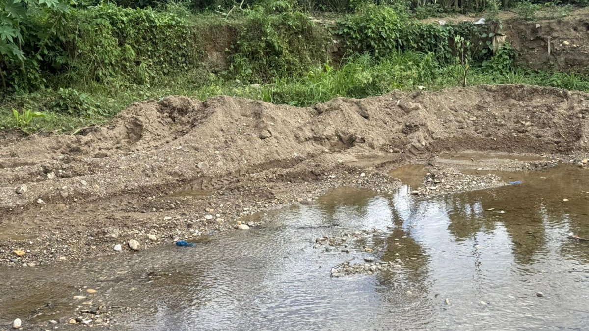 Las fotos presentan las pilas de arenas, las cuales son comunes que luego son retiradas por camiones volteos del municipio