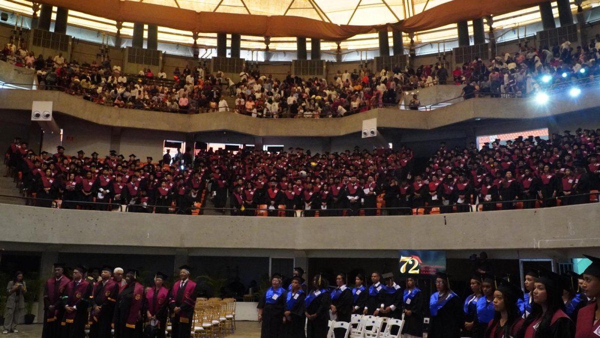 UNEV gradúa 962 nuevos profesionales; rector los exhorta a vivir “sin prisa, sin atajo y con proceso”