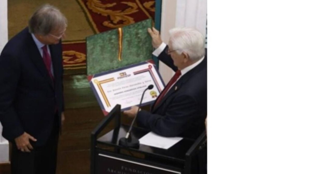 José Vitienes, presidente de la FINMIESP, en el momento de otorgar 
un reconocimiento al embajador Antonio Pérez-Hernández y Torra.