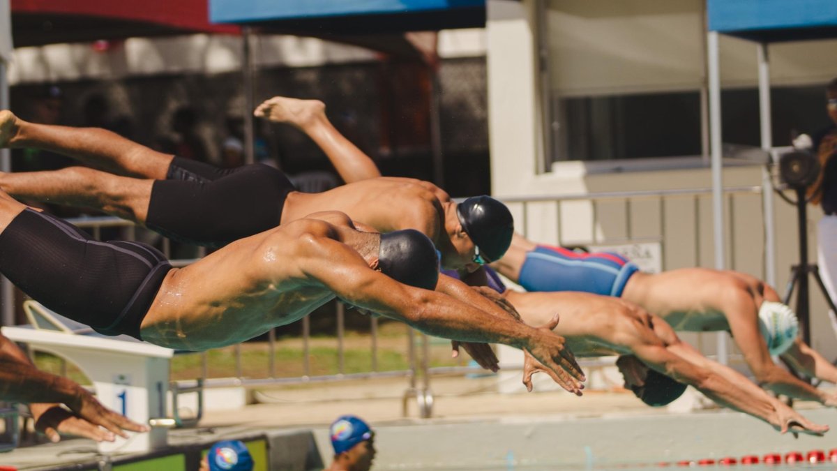 En esta composición fotográfica se pueden observar a varios de los nadadores dominicanos en competencias internacionales poniendo en alto la bandera tricolor en un 2025 con muchos logros.