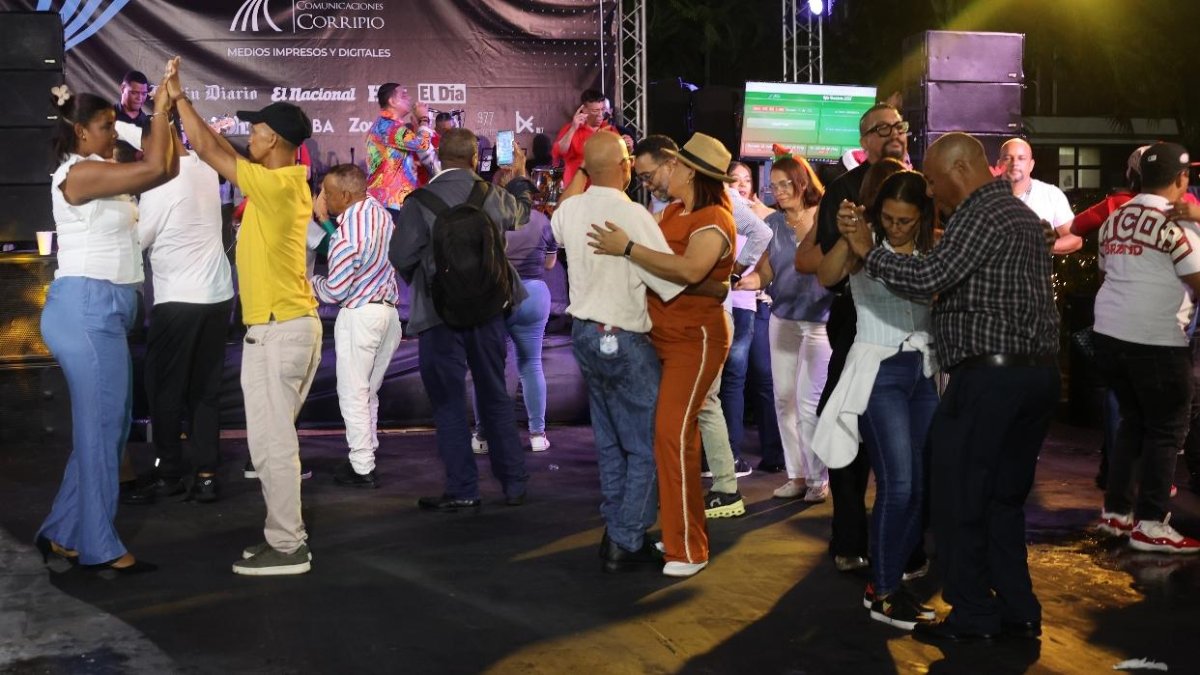 Los colaboradores disfrutando de la música de Pablo Martínez, en la fiesta del Grupo de Comunicaciones Corripio.