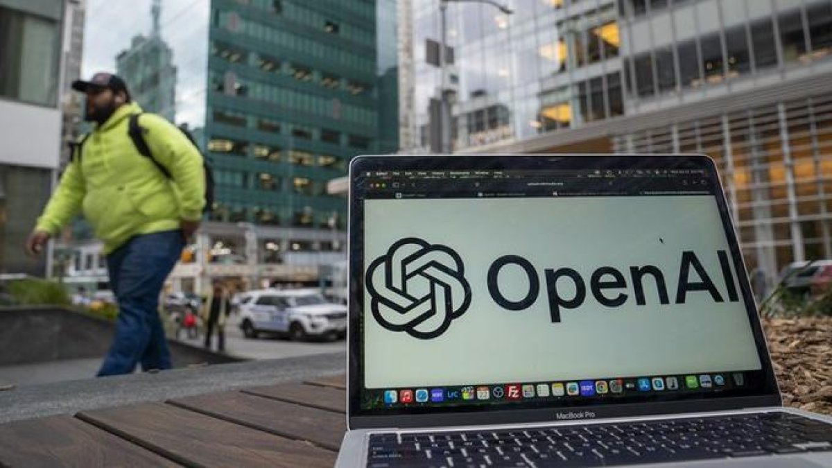 Ordenador con el logotipo de OpenAI, la empresa propietaria de ChatGPT, en Nueva York.