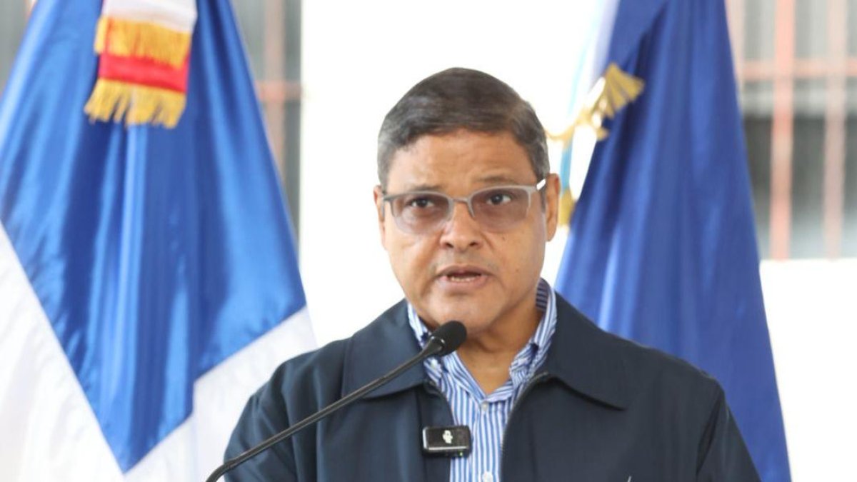 Director del COE, Juan Manuel Méndez al momento de dar su discurso