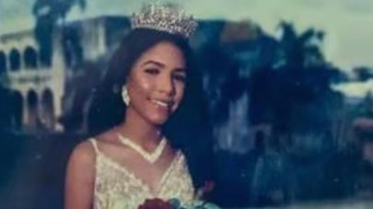 La joven andaba en un motor junto a un hombre y otra persona.