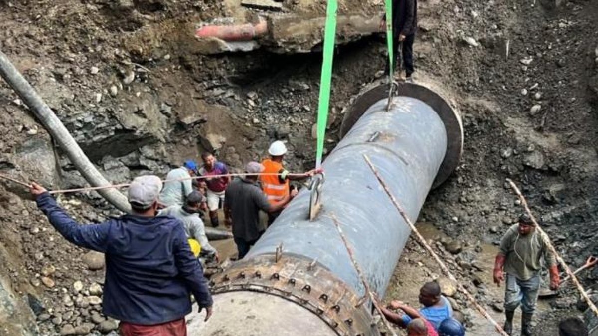 rotura provocó la salida de operaciones de los acueductos Cibao Central y La Dura Moca, afectando el servicio de agua potable a más de 800 mil personas en Santiago, Moca y comunidades aledañas.